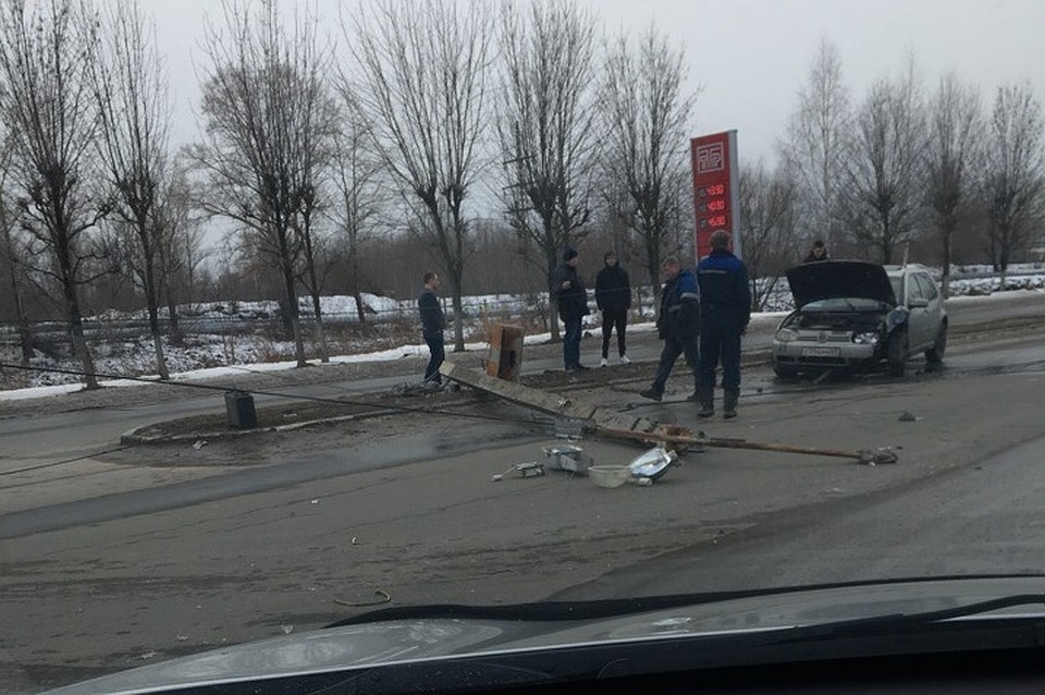 Автомобиль свалил столб Фото: vk.com/"Подслушано у водителей. Тверь"/ Наталья Божукова