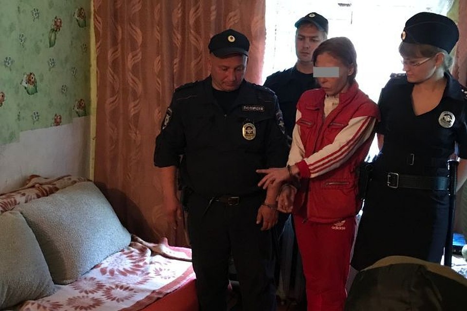 Во время следственного эксперимента женщина показала, как совершила преступление. Фото: СУ СКР по Свердловской области