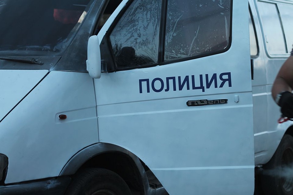 Полицейские полчаса отговаривали мужчину от прыжка вниз.