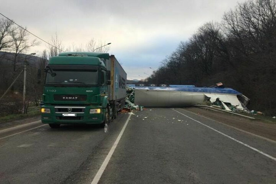 Под Новороссийском перевернулся грузовик с апельсинами