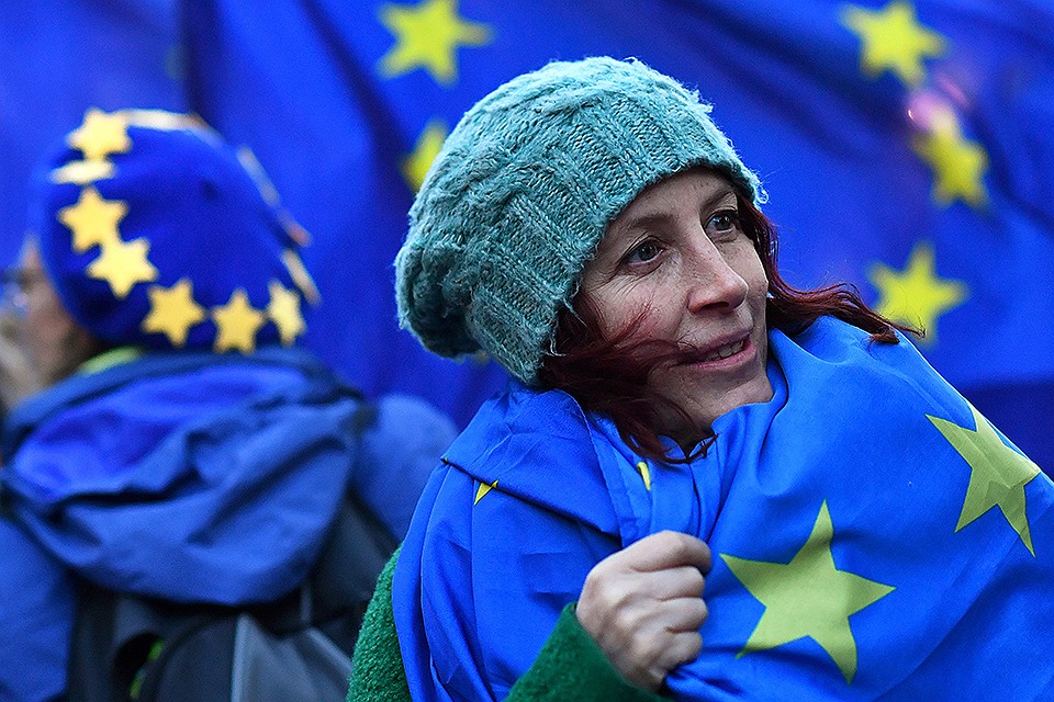 Пикет противников брекзита у стен парламента в Лондоне.