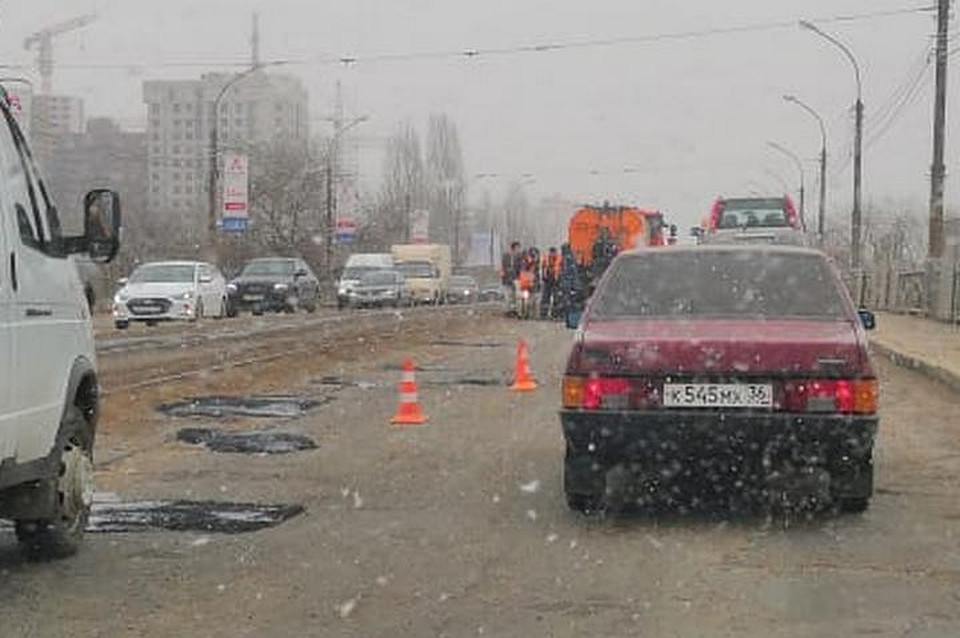 Ямы заделывают литым асфальтобетоном