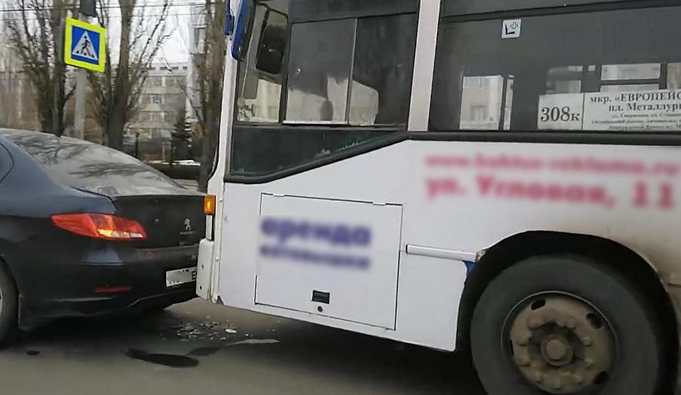 В Липецке столкнулись автобус и иномарка
