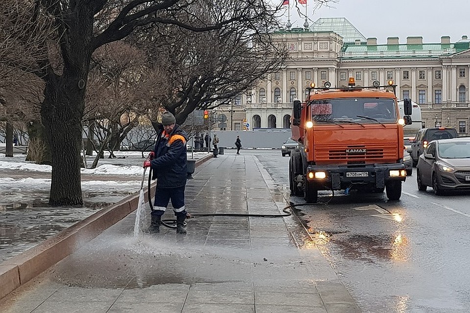 В Петербурге начали отмывать улицы от песка. Фото: Пресс-служба комитета по благоустройству СПб