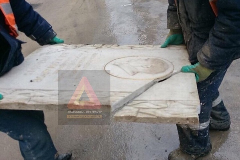 Рабочие в Петербурге разбили мемориальную доску во время установки Фото: ВК/"Аварийный Петербург"