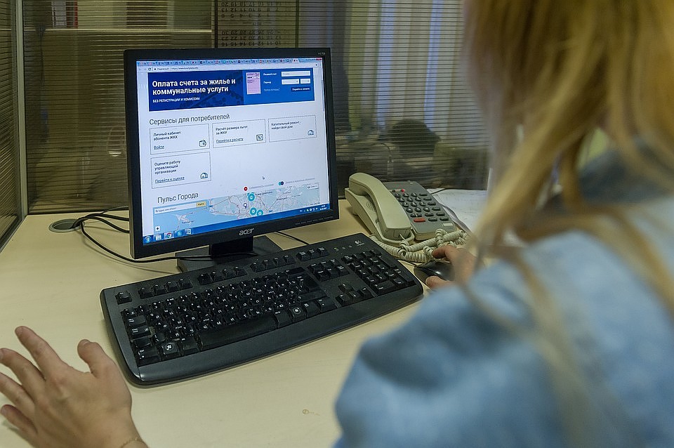 Деньги, которые петербуржцы платят по "розовым квитанциям", залеживались на счетах ВЦКП. Не просто так.