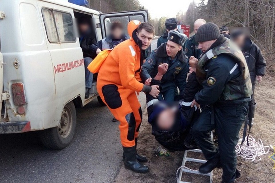 Рыбак провалился, но сумел выбраться на льдину, с которой его сняли спасатели. Фото: МЧС.