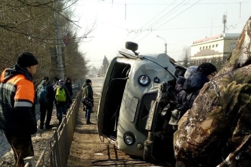 После столкновения "буханка" легла на бок Фото: "АВТО 42 RUS. Взаимопомощь на дорогах КУЗБАССА" / "ВКонтакте"