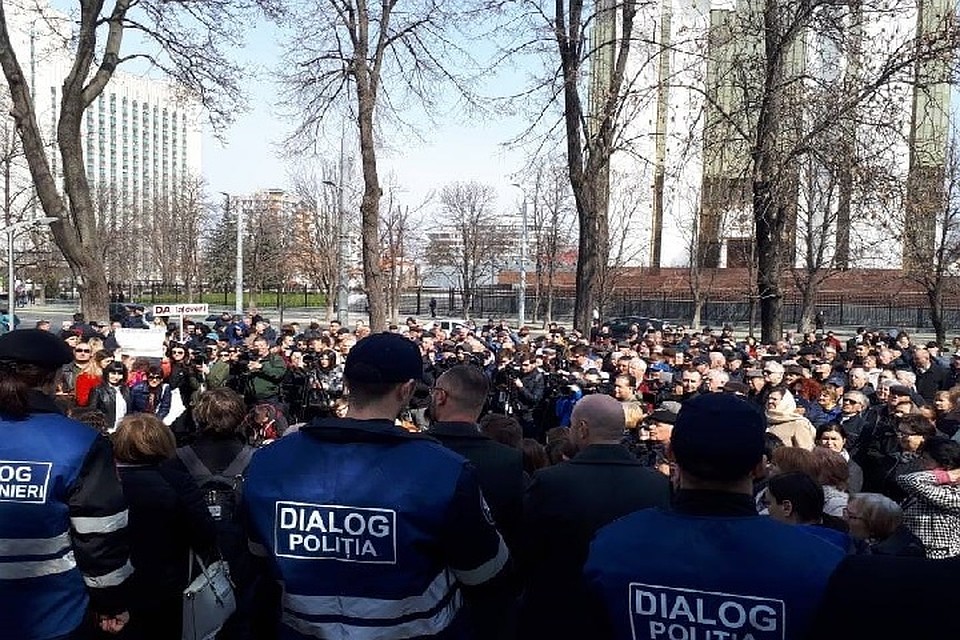 Около тысячи сторонников Блока устроили акцию протеста перед первым заседанием парламента