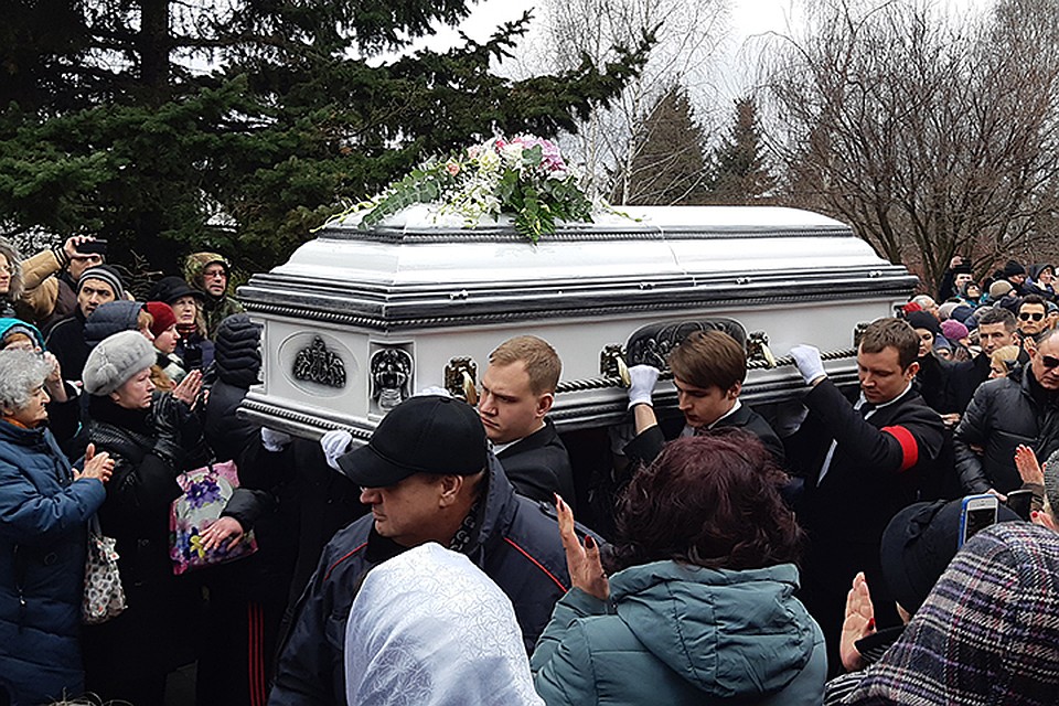 На выходе из зала прощание поклонники выстроились в два ряда