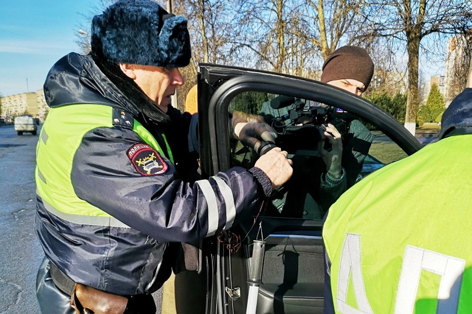 В Пскове сотрудники ДПС проверили тонировку машин. Фото: пресс-служба УМВД России по Псковской области.