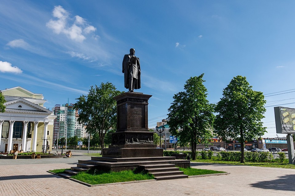 Памятник Петру Столыпину украсил пространство у концертного зала "Родина".