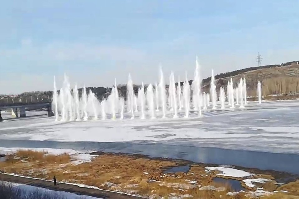 Как взрывали лед на Томи в Кемерове. Фото: кадр видео vk.com, "Типичный Кемерово"