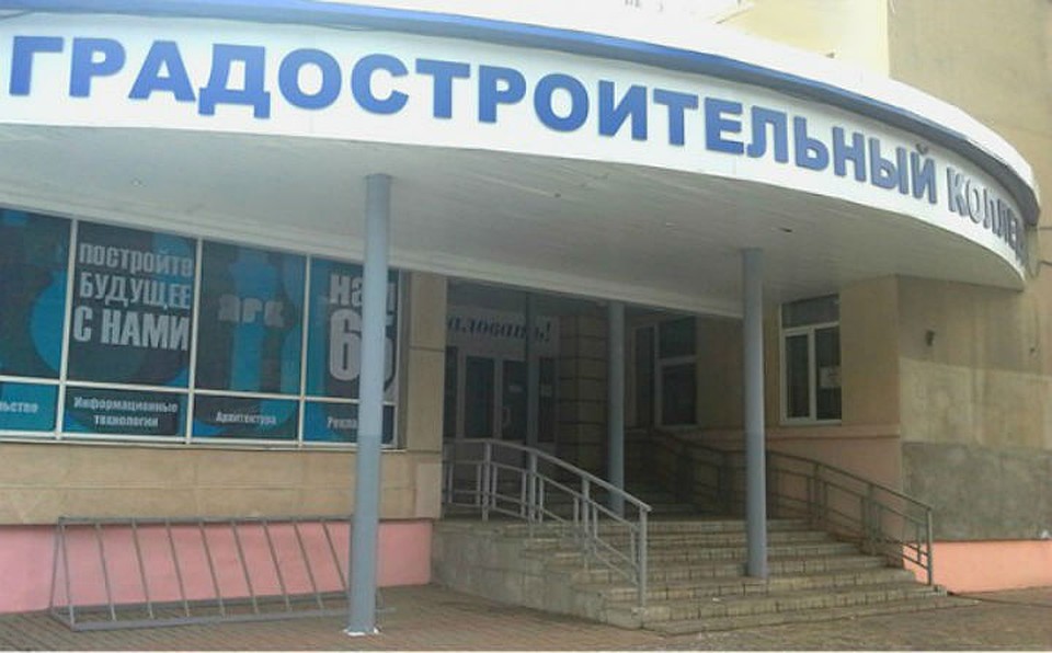 В Ярославле у колледжа разгуливал человек с муляжом автомата. Фото: ygk.edu.yar.ru.