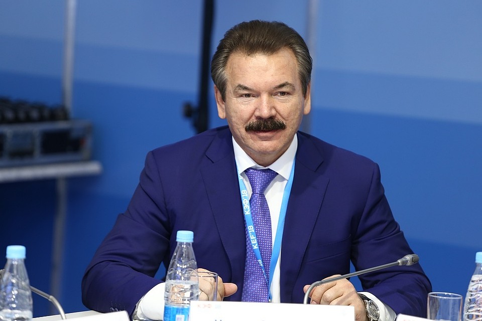 Михаил Сутягинский, председатель Совета директоров группы компаний "Титан" обратился к участникам митинга в Пскове. Фото: пресс-служба ГК "Титан".