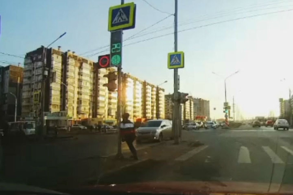 В соцсетях обсуждают школьника, устроившего танцы вокруг столба посреди дороги. Фото: стоп-кадр "Ревизорро".