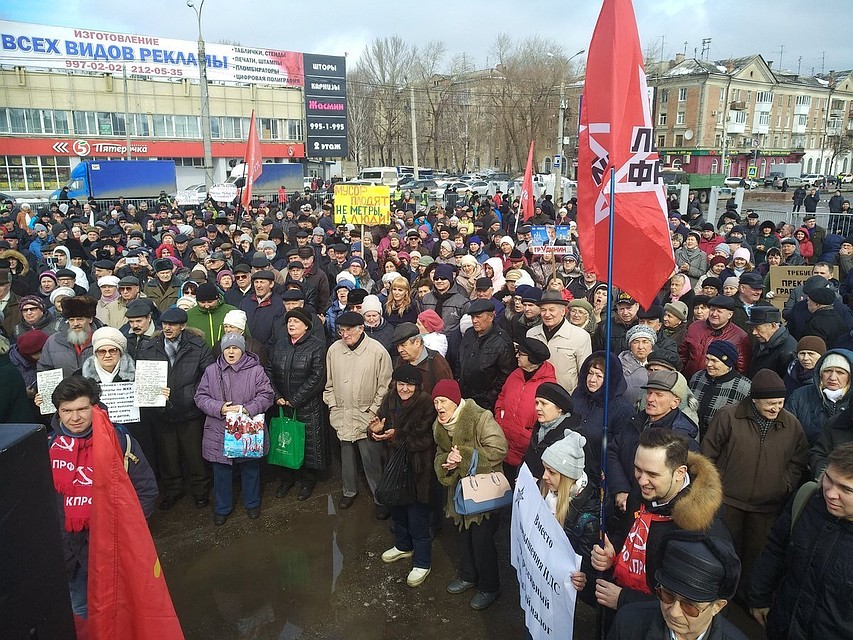 Одно из главных требований митингующих – уменьшить тарифы на вывоз мусора и считать плату с человека, а не с квадратного метра