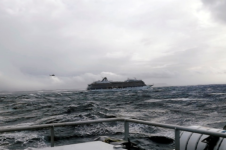Паром Viking Sky буксируют к берегу