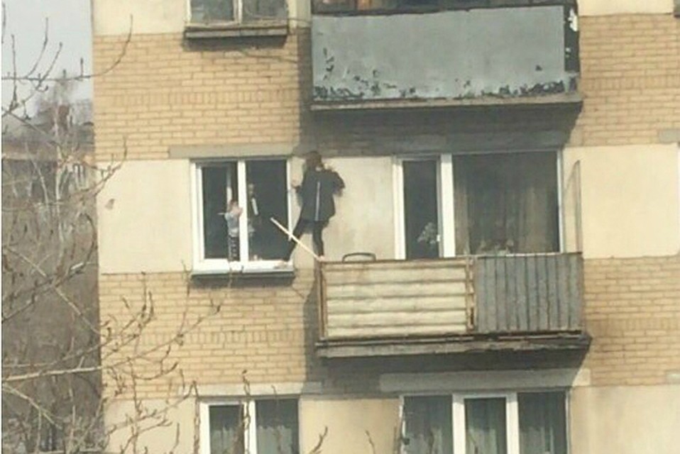 Дети затеяли опасную игру на высоте третьего этажа.