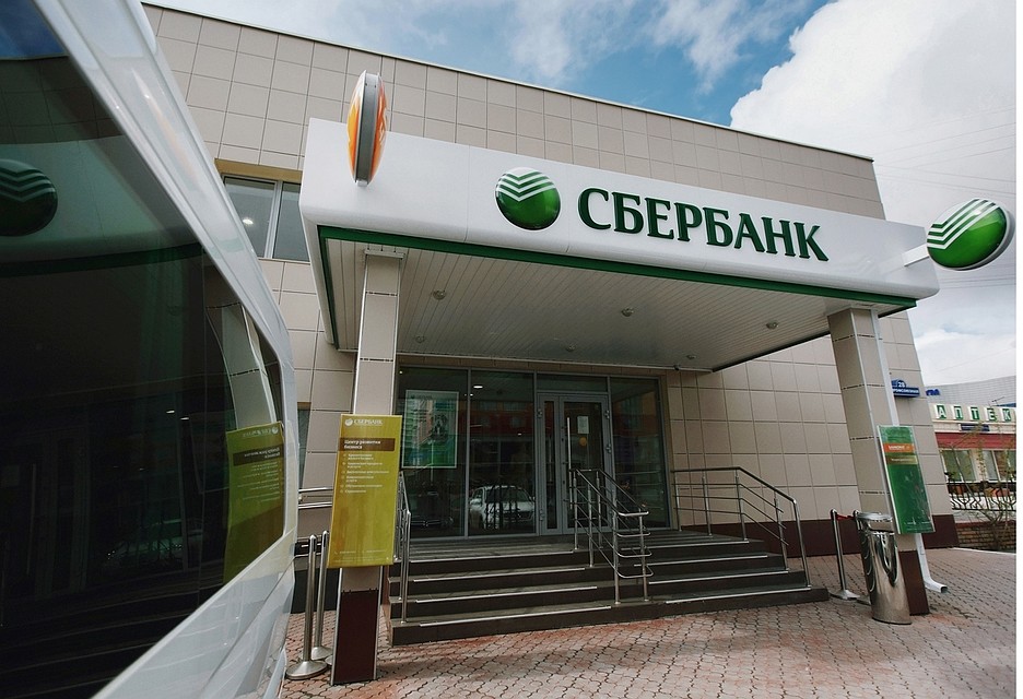 В Сбербанке благотворители могут получить коллекционную монету Банка России «Дари добро детям». Фото Владимира Огнева