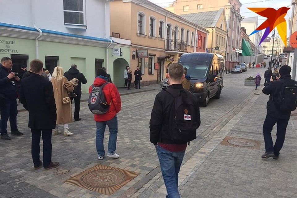 На пешеходную улицу заехал микроавтобус и люди в штатском попросили артистов сесть в него.