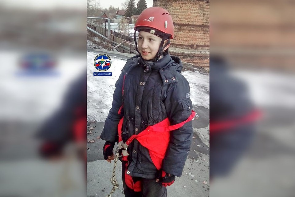 Мальчик забрался на крышу, а обратно спуститься не смог. Фото: МАСС.