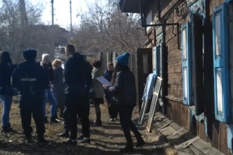 Проверка слуха: к 80-летней пенсионерке, которую спасают иркутские волонтеры, не впускают в дом соседи. Фото: прислано героем публикации.