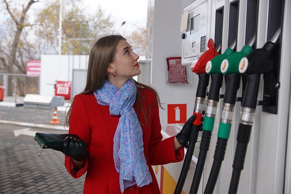 Правительство РФ продлит договор с нефтяниками о заморозке цен на топливо