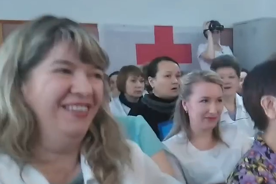 Врачи рассмеялись и захлопали