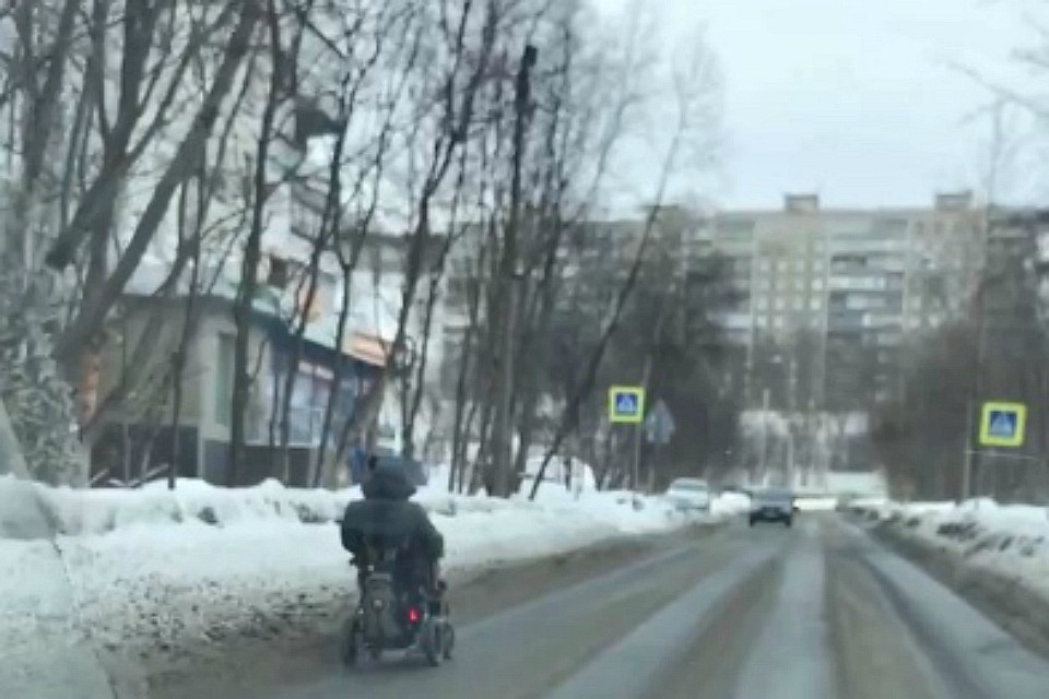 Местные жители отмечают, что дворы в районе даже после уборки не приспособлены для перемещения на инвалидной коляске. Фото: скриншот видео.