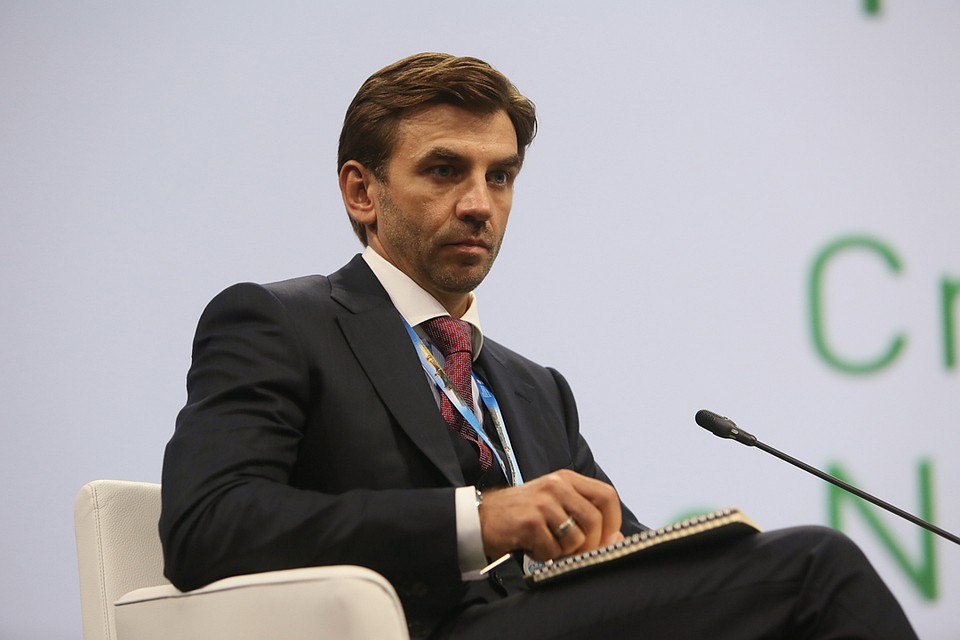По версии следствия, до назначения министром Абызов владел акциями ряда энергетических компаний.