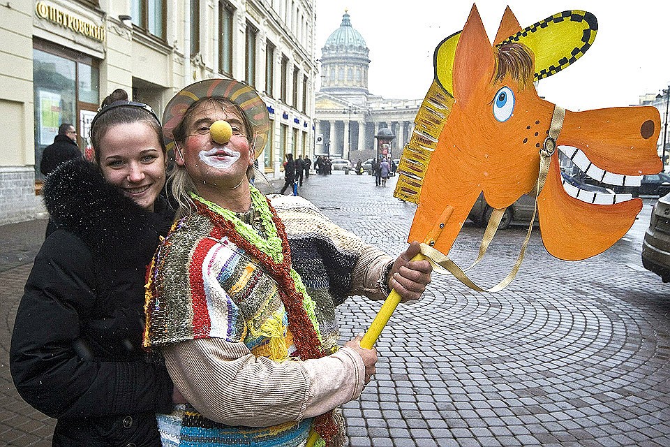 Уличные шутки 1 апреля в центре Петербурга.