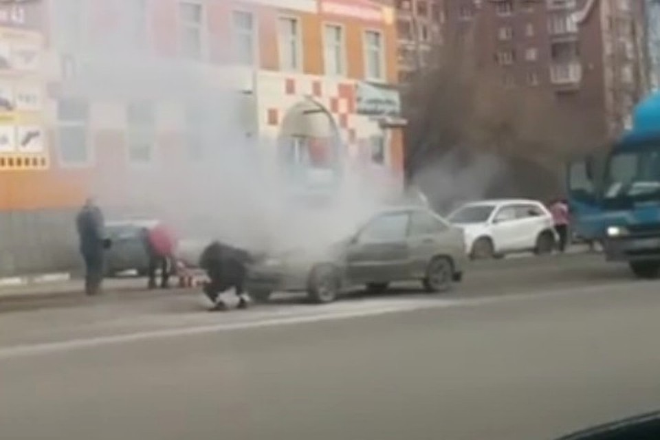 На новокузнецкой улице на ходу загорелся автомобиль. ФОТО: кадр видео city-n.
