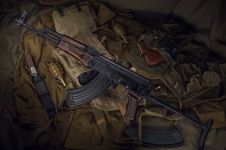 У жителя Снежного полицейские изъяли более 40 гранат, автомат и 400 патронов. Фото: ЦОС МВД ДНР