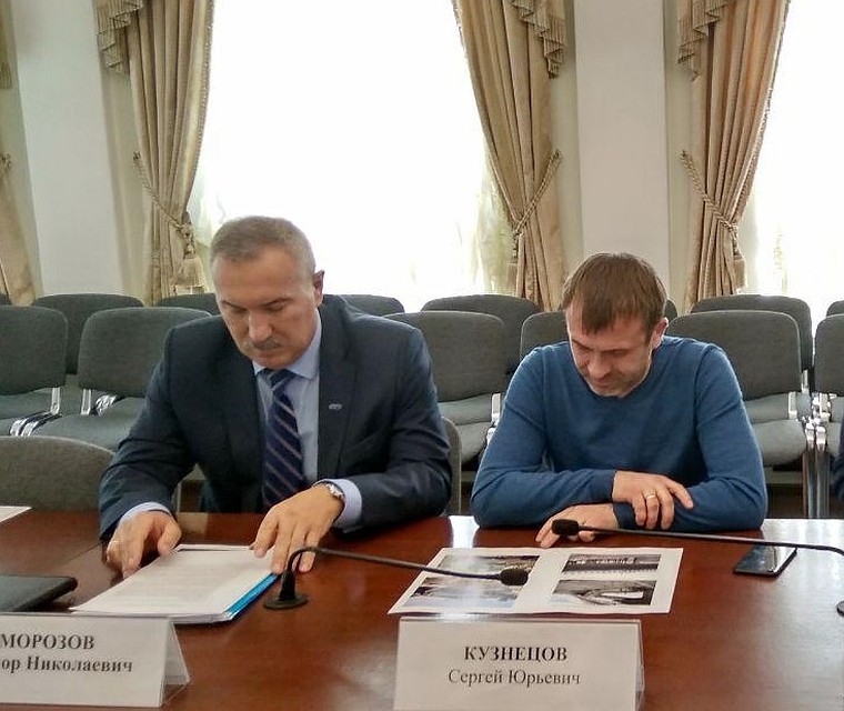Сергей Кузнецов (справа) пообещал возможность платить картой в автобусах уже с июля