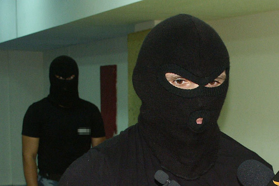 Вряд ли дело касается измены Родине, наши спецслужбы не в состоянии это предотвратить