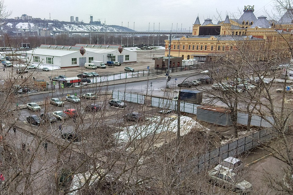 Нижегородцы против гостиницы у ярмарки.