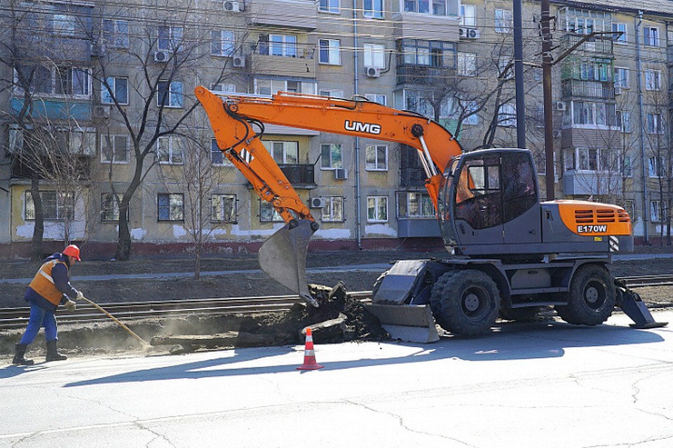 На улице Краснореченской в Хабаровске появилась тяжелая техника