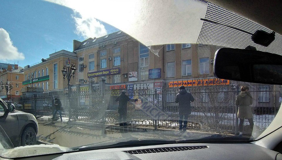 Проспект Карлам Маркса: пешеходам приходиться лазать по заборам, чтобы не замочить ноги.
