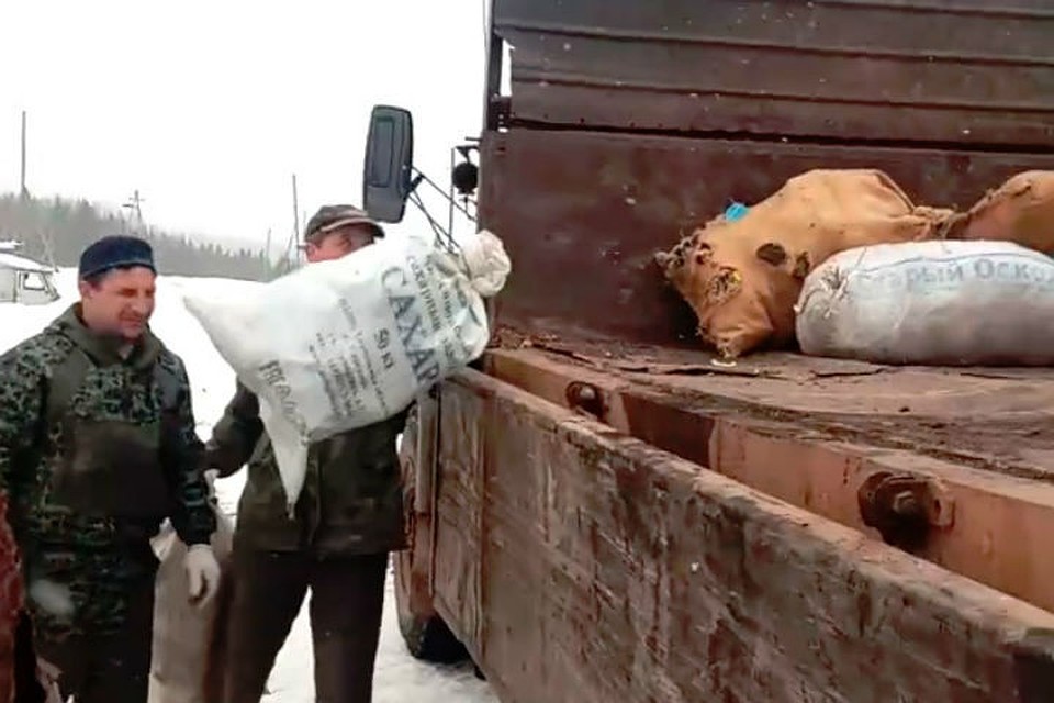 В Афанасьевском районе местные жители выбрасывают мусор мешками и раз в месяц. Фото: скриншот с видео