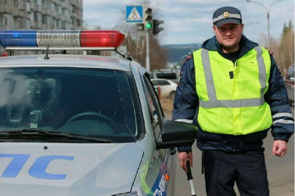 Стало плохо во время рейса: полицейские и врачи спасли дальнобойщика на трассе под Усть-Илимском. Фото: ГУ МВД России по Иркутской области.