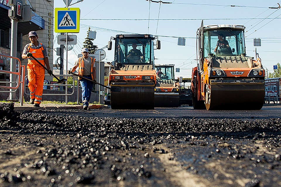 На первом месте среди проблем, согласно традиции, состояние дорог — ими недовольны более 67% селян и 61% горожан