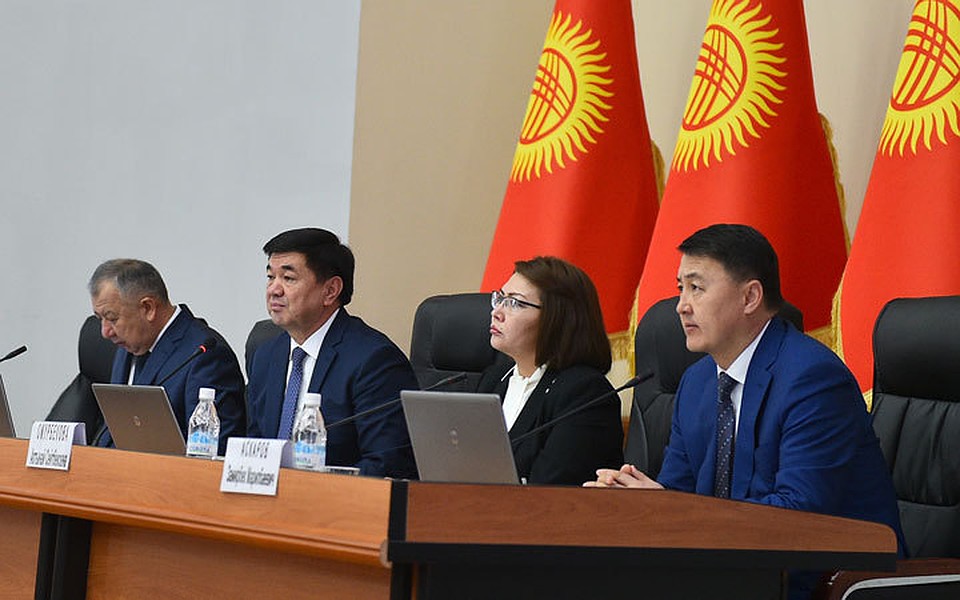 Абылгазиев прервал молчание и прокомментировал ситуацию на госгранице, где простаивают сотни кыргызстанских грузовиков с товаром.
