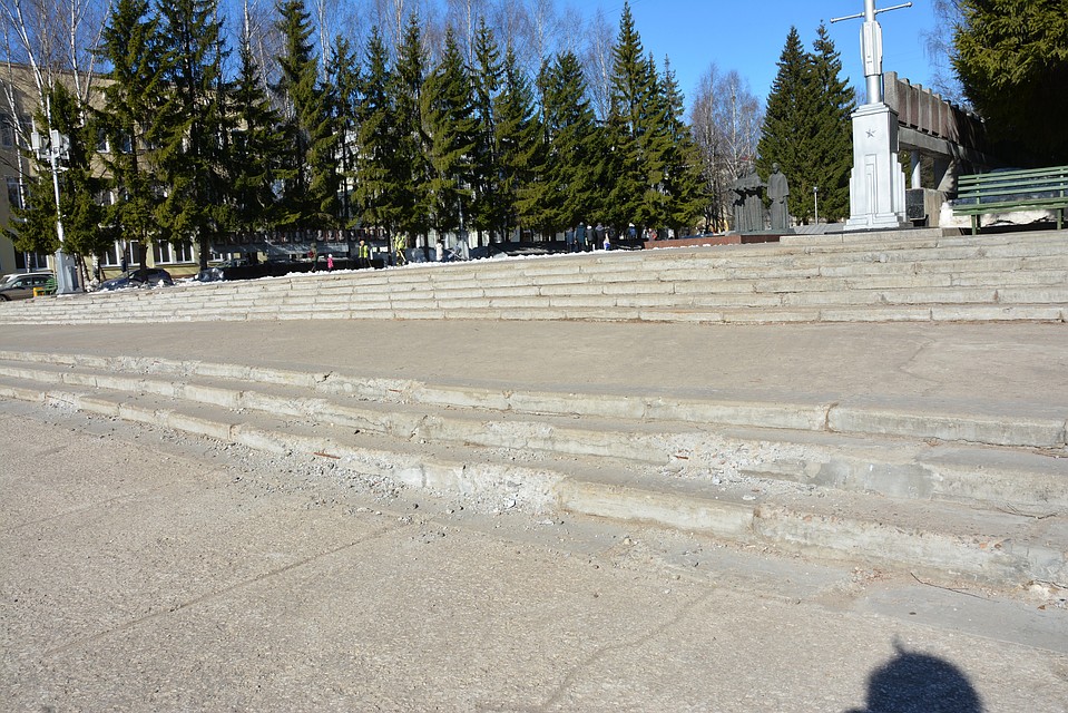 В мемориальном комплексе разрушаются ступени