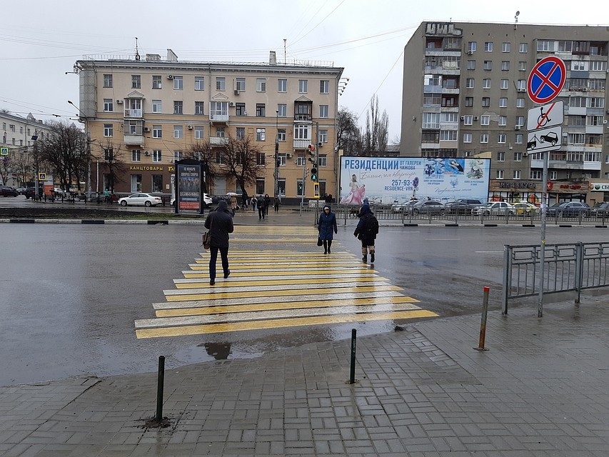 На суровые столбики можно легко наткнуться ночью и пещшеходам.