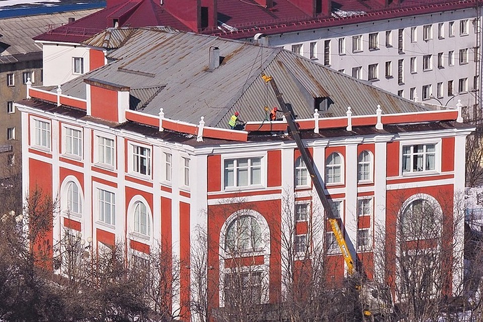 Рабочие чинят крышу мурманского областного художественного музея. К счастью, пострадал лишь небольшой участок.
