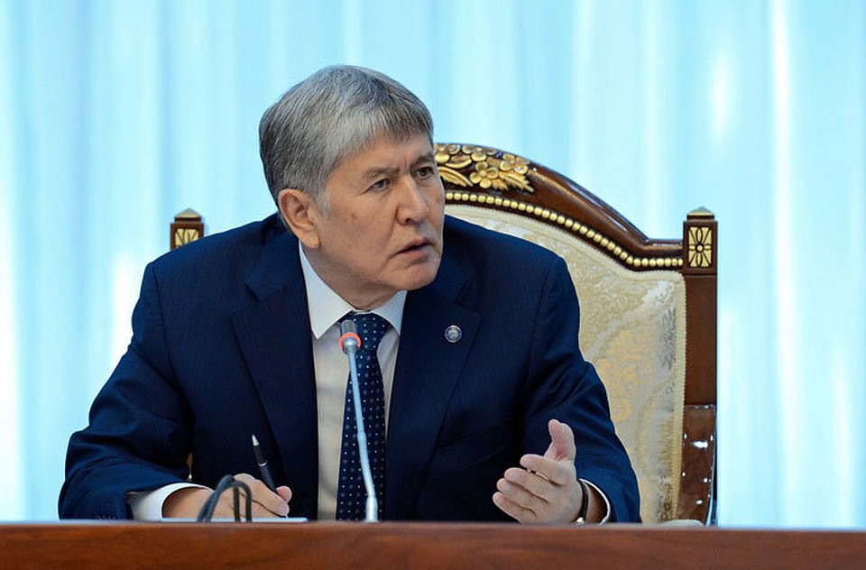 Алмазбек Атамбаев прибыл на съезд СДПК.