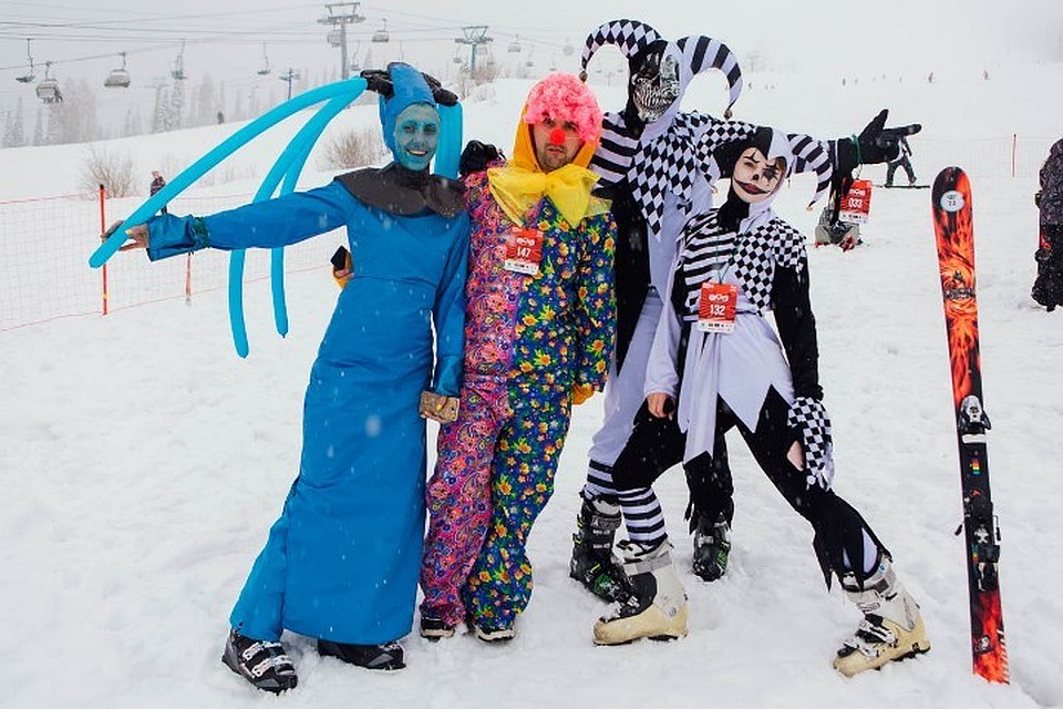 В Шерегеше состоялся спуск в карнавальных костюмах. ФОТО: vk.com, "Grelka Fest | Шерегеш"