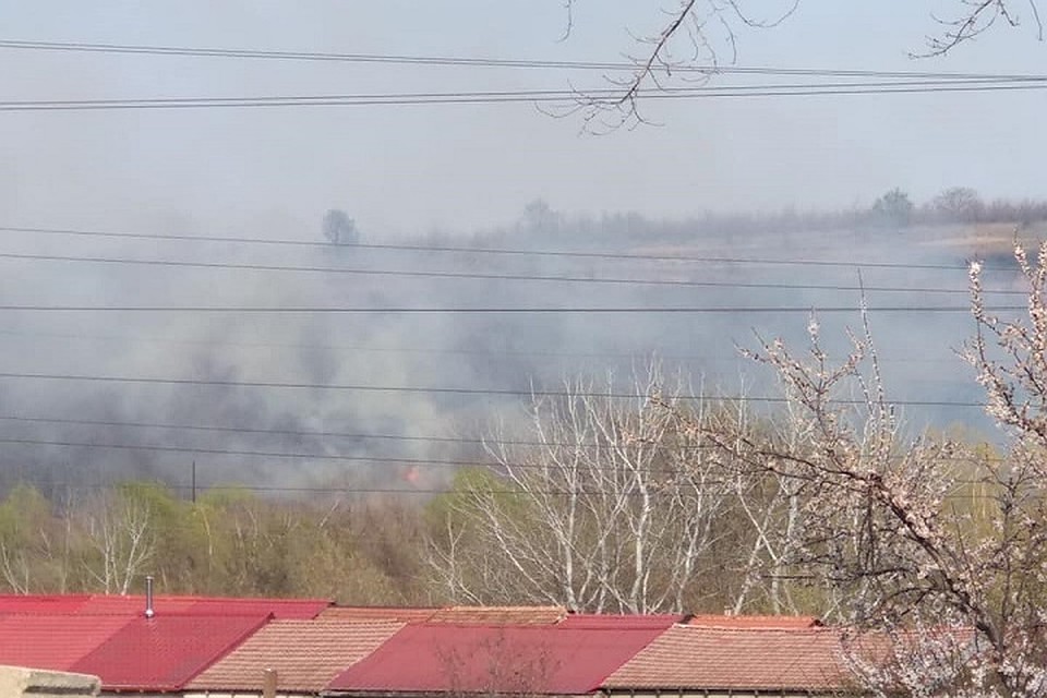 На Нижних Чеканах все в дыму (Фото: соцсети).
