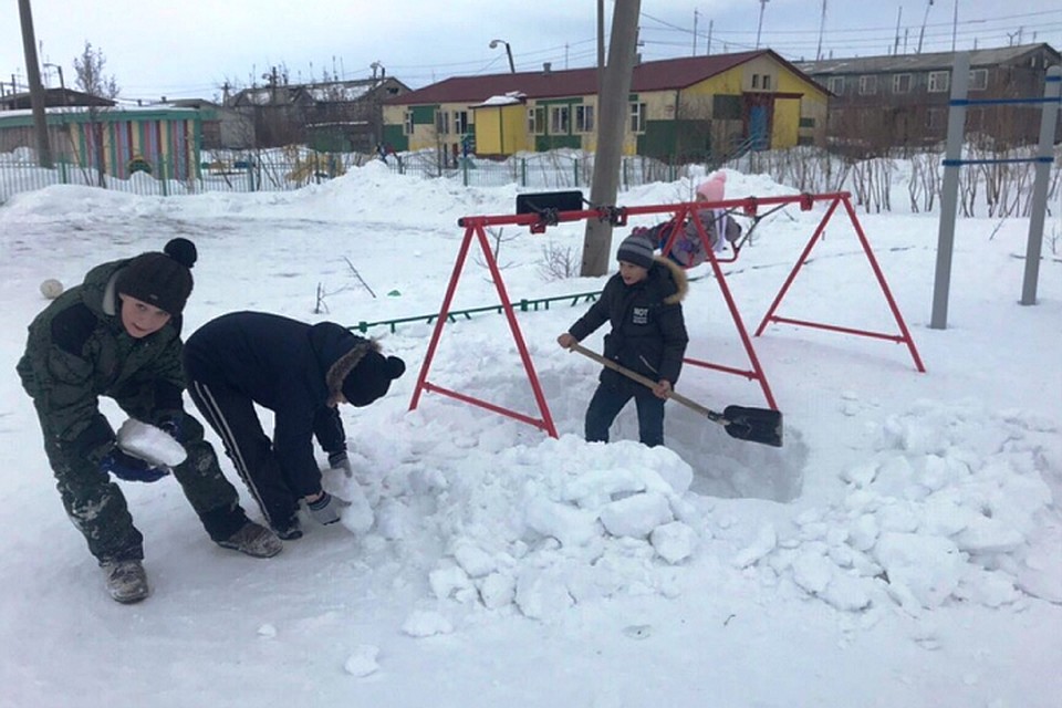 Жителям Лабытнанги предлагают провести флешмоб по расчистке детских площадок Фото: lbt.yanao.ru